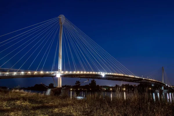 德国基尔的Deux Rives桥 夜晚蓝天背景 — 图库照片