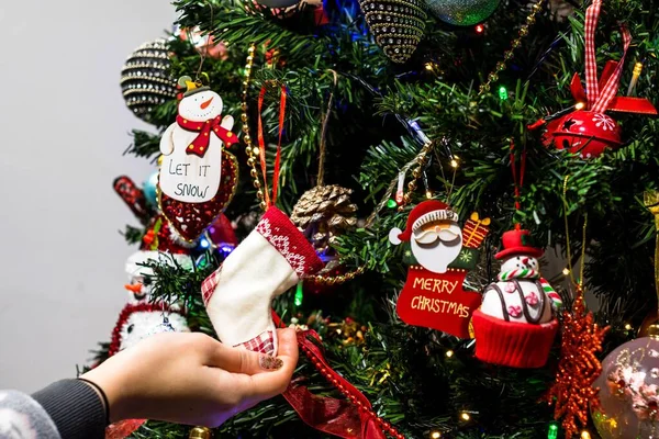 Ένα Γυναικείο Χέρι Στολίζει Χριστουγεννιάτικο Δέντρο — Φωτογραφία Αρχείου