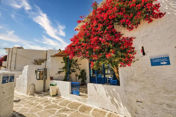 希腊锡基诺斯岛一个传统的卡斯特罗村 上覆盖着美丽的格拉布拉岛 — 图库照片
