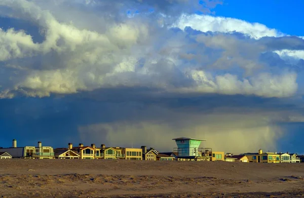 Una Hermosa Vista Las Casas Orilla Del Mar Durante Tormenta — Foto de Stock