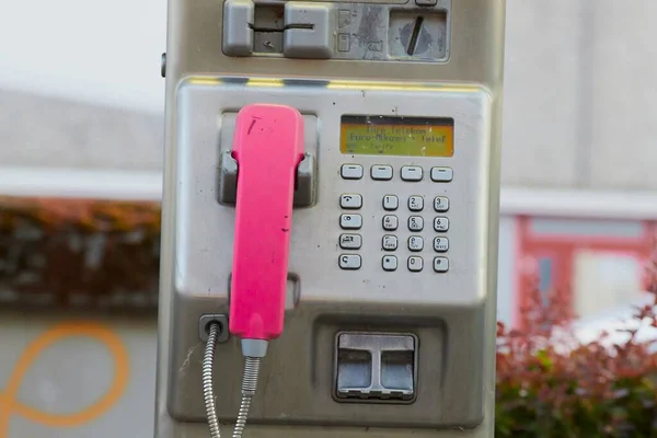 Zdjęcie Bliska Różowej Srebrnej Budki Telefonicznej Geilenkirchen Niemcy — Zdjęcie stockowe