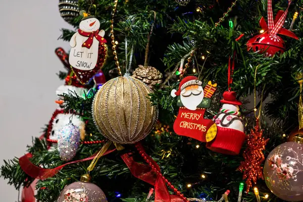 Egy Közeli Felvétel Fényes Karácsonyi Díszek Dekorációk Lóg Karácsonyfa — Stock Fotó