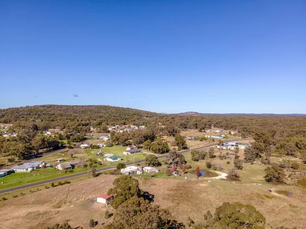 Letecký Pohled Město Emmaville Austrálii Obklopeno Stromy Pod Modrou Oblohou — Stock fotografie