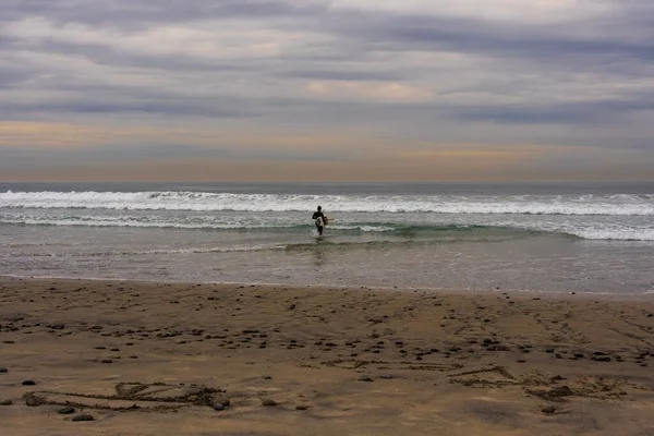 Surfer Plaży Zachodzie Słońca — Zdjęcie stockowe