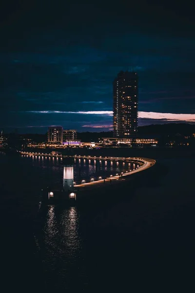 Upplyst Strandpromenad Och Byggnaderna Natten — Stockfoto