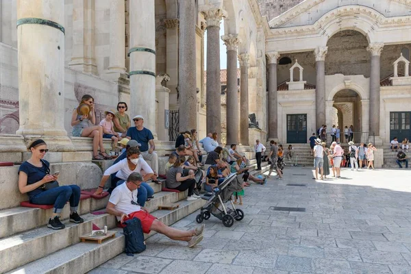크로아티아 스플리트에 디오클레티아누스의 궁전에 관광객들 — 스톡 사진