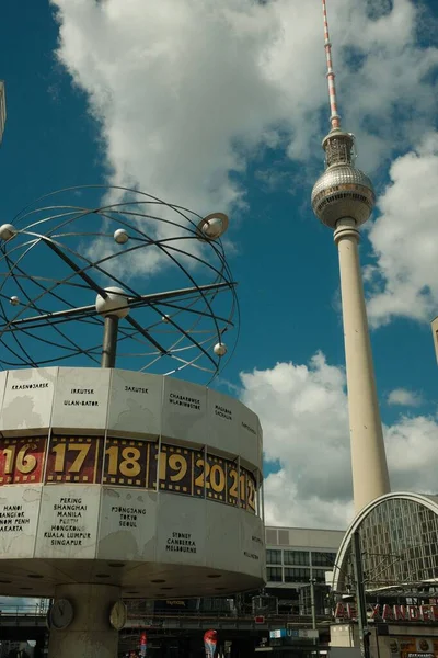 Eine Vertikale Aufnahme Der Weltzeituhr Und Des Berliner Fernsehturms Alex — Stockfoto