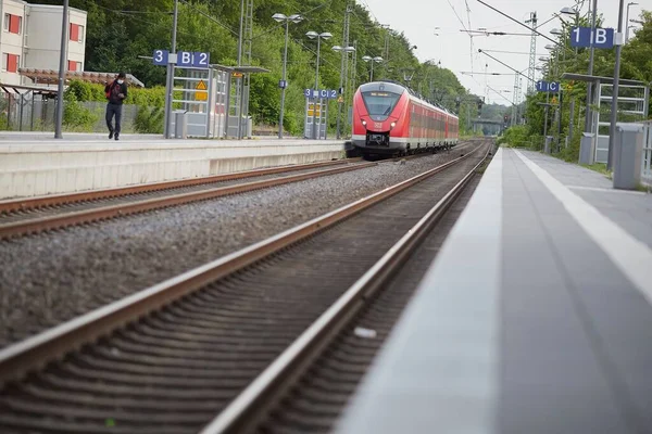 Красный Поезд Прибывает Станцию Гейленкирхене Германия — стоковое фото