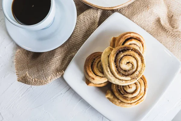 Ein Blick Von Oben Auf Leckere Zimtröllchen Mit Einer Tasse — Stockfoto