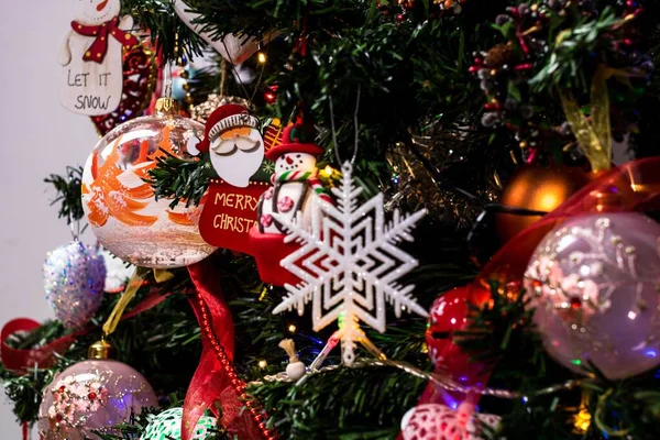 Eine Nahaufnahme Von Schönen Ornamenten Die Weihnachtsbaum Hängen — Stockfoto