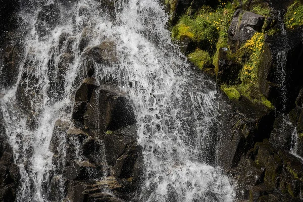 Pohled Vodopády Protékající Skálami Lese — Stock fotografie