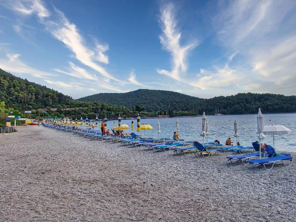 Piękny Widok Plażę Panormos Wyspie Skopelos Grecja Górami Tle — Zdjęcie stockowe