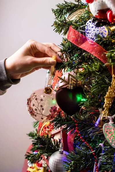 Ein Mann Hängt Weihnachtsschmuck Und Schmuck Einen Weihnachtsbaum — Stockfoto