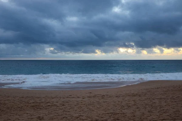 Las Nubes Oscuras Sobre Mar Alboroto Vespertino — Foto de Stock