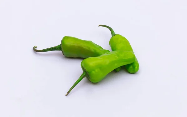Een Close Shot Van Groene Chili Pepers Geïsoleerd Witte Achtergrond — Stockfoto