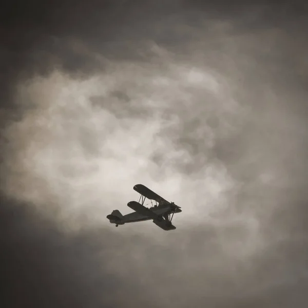 Een Retro Vliegtuig Dat Onder Bewolkte Lucht Vliegt — Stockfoto