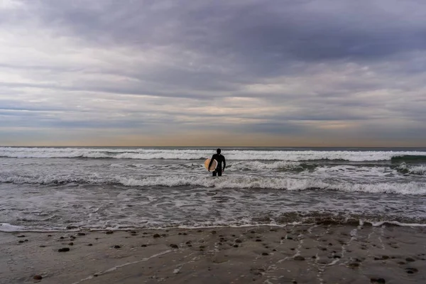 Surfař Pláži Při Západu Slunce — Stock fotografie