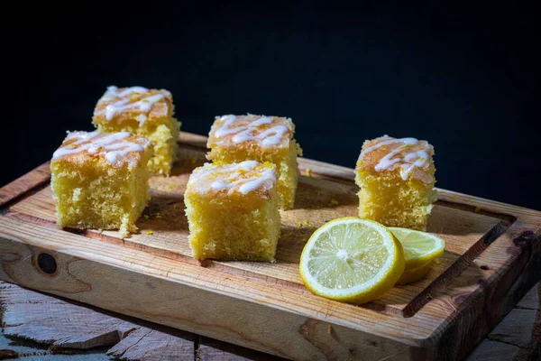 Leckere Zitronenkuchen Und Frische Zitronenscheiben Auf Holzbrett — Stockfoto