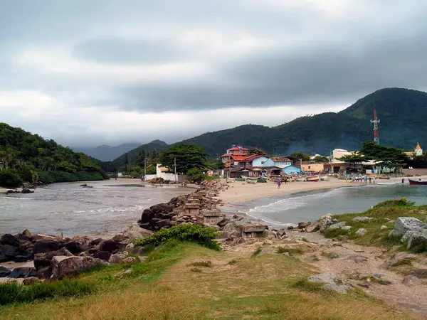 Ein Sandstrand Armacao Unter Einer Grauen Wolkenlandschaft — Stockfoto