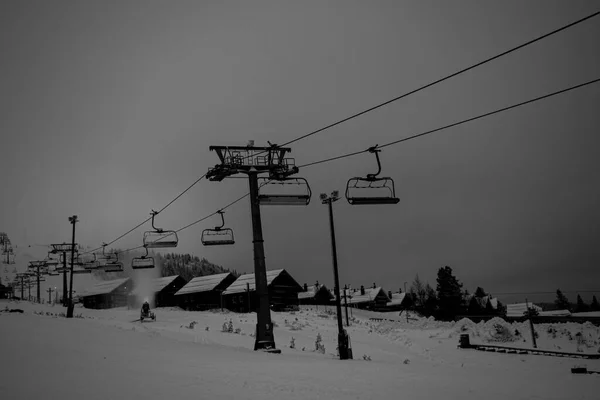 Eine Monochrome Aufnahme Eines Skigebiets Und Des Lifts — Stockfoto