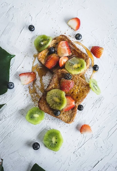 Uma Vista Vertical Superior Deliciosas Torradas Francesas Com Frutas Exóticas — Fotografia de Stock