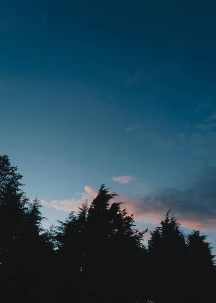 Nascer Sol Fresco Com Uma Pequena Lua Num Céu Azul — Fotografia de Stock