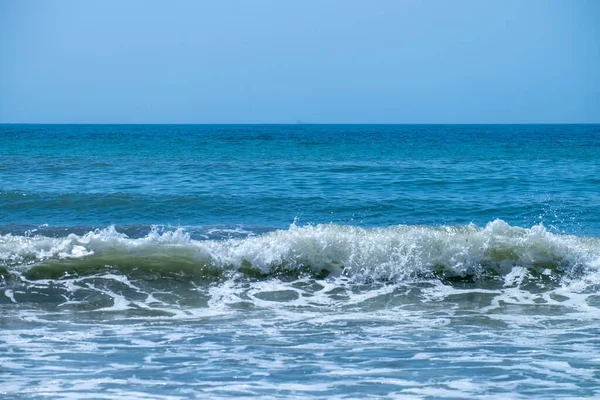 砂浜で海の波がクラッシュします 海岸で波が打ち寄せる 夏の日に自然のスプラッシュ 海の波がビーチでクラッシュ — ストック写真