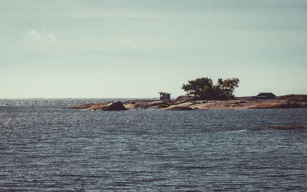 Una Vista Dal Blu Oceano Piccola Isola Con Pochi Alberi — Foto Stock