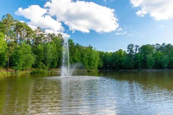 Beau Paysage Lac Avec Une Petite Fontaine Éclatant Dans Parc — Photo