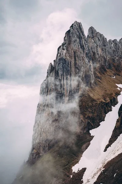 Eine Vertikale Aufnahme Einer Felsigen Klippe — Stockfoto