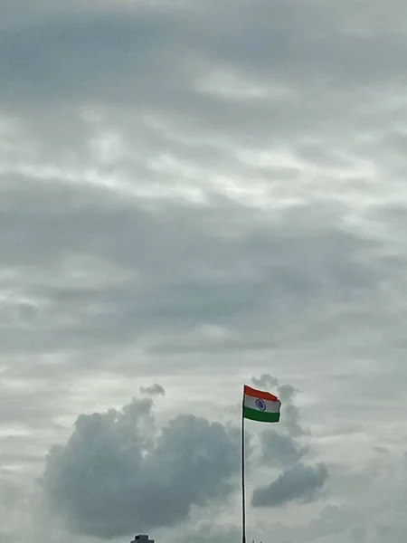 Ungarische Flagge Gegen Blauen Himmel — Stockfoto