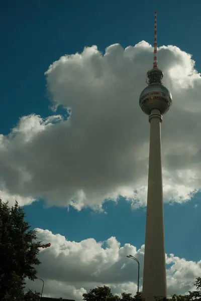 Zdjęcie Pionowe Berlińskiej Wieży Telewizyjnej Alex Chmurach Berlinie Niemcy — Zdjęcie stockowe