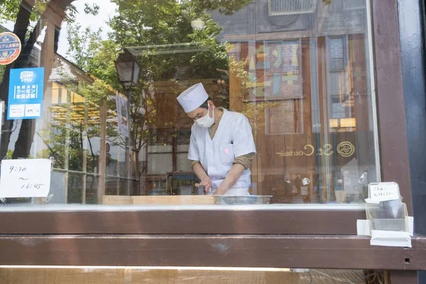 Tiro Através Uma Janela Chef Soba Templo Zenko Verão Usando — Fotografia de Stock