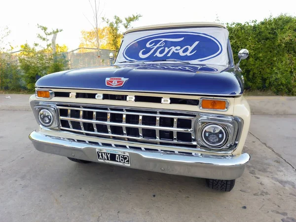 로고와 브랜드는 F100 유틸리티 픽업트럭의 창유리에 1963 만들어 앞머리 엑스포 — 스톡 사진