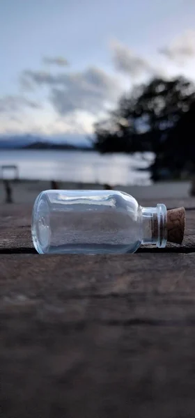 Вертикальный Крупный План Пустой Стеклянной Бутылки Пробкой Земле — стоковое фото