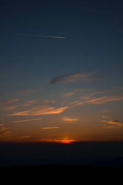 Eine Vertikale Aufnahme Eines Faszinierenden Sonnenuntergangs Horizont — Stockfoto