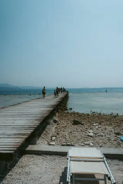Sebuah Gambar Vertikal Dari Orang Orang Berjalan Jalan Kayu Laut — Stok Foto