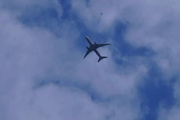 Vista Avión Volando Cielo Azul Nublado —  Fotos de Stock