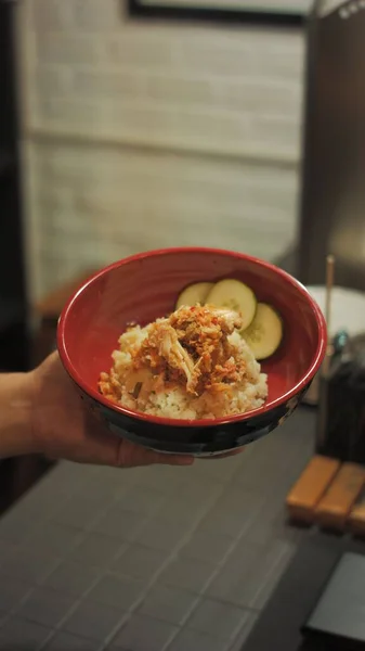 一碗精美的米饭 鸡肉和黄瓜 — 图库照片