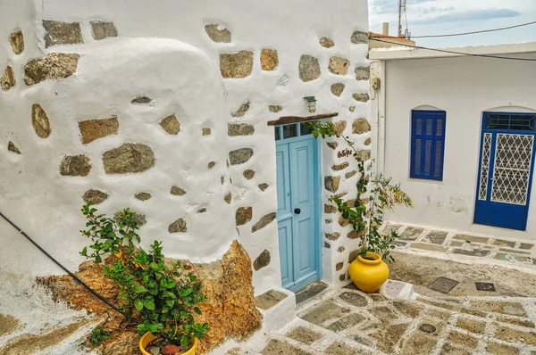 希腊塞里福斯岛一座传统的白色房子的外墙 前面有一个黄色的花盆 — 图库照片
