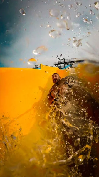 Вертикальный Снимок Человека Скользящего Водной Горке — стоковое фото