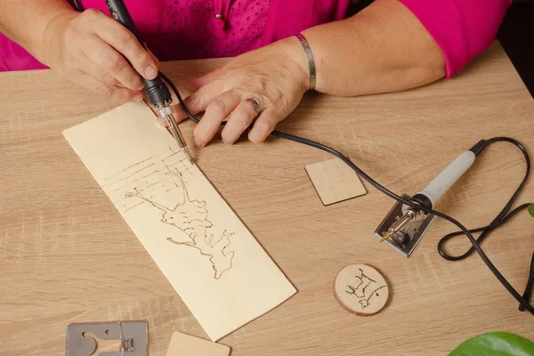 Mulher Desenho Com Pirografo Uma Mesa Madeira — Fotografia de Stock