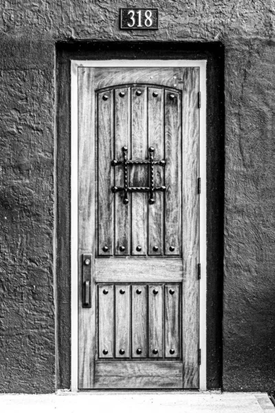 オハイオ州の古い建物のドアの垂直ショット — ストック写真