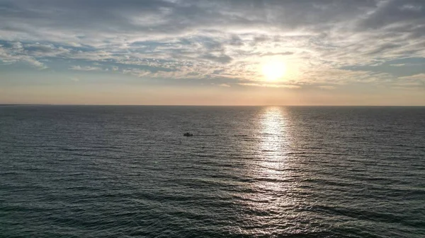 Een Boot Midden Oceaan Als Zon Opkomt — Stockfoto