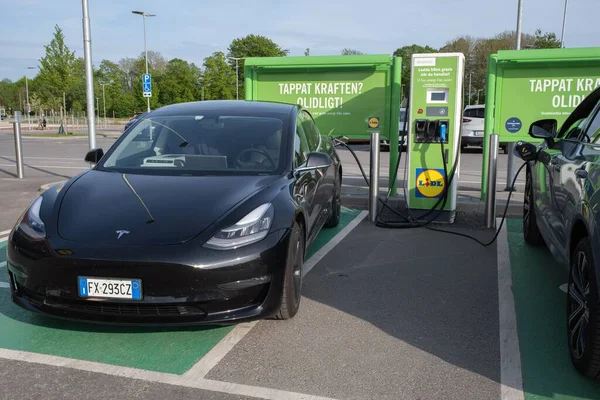 Black Tesla Model Dual Motor Charging Lidl Supermarket Charging Station — Stock Photo, Image