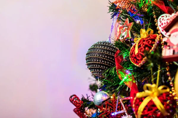 Een Close Van Mooie Ornamenten Opknoping Kerstboom — Stockfoto