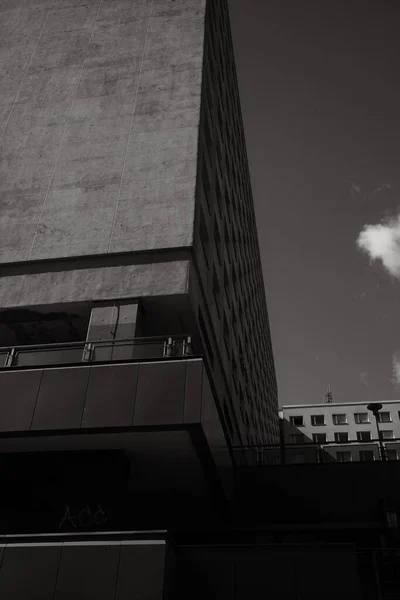 Eine Vertikale Aufnahme Brutalistischer Gebäude Mit Betonfassaden Berlin Deutschland — Stockfoto