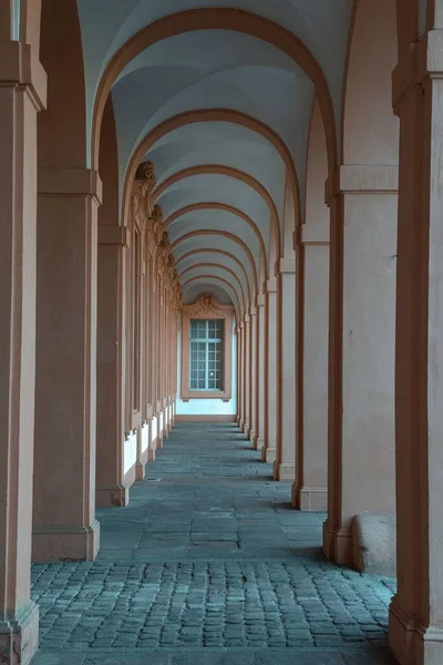 Eine Vertikale Aufnahme Der Bogenpassage Mit Kopfsteinpflaster — Stockfoto