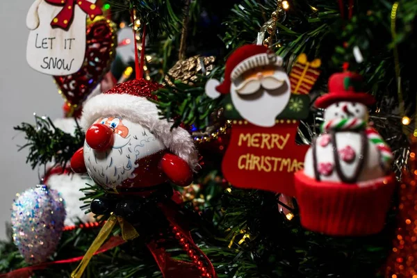 Prachtige Ornamenten Decoraties Hangen Aan Kerstboom — Stockfoto