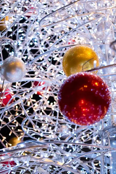 Palline Colorate Albero Natale Intrecciato Con Luci Brillanti — Foto Stock